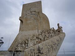 発見のモニュメントに到着。

エンリケ航海王子の500回忌を記念して1960年に建てられました。

彫刻されているメンバーは東西で違います。

こちら西側には広場の名前にもなっている詩人カモンイスが。