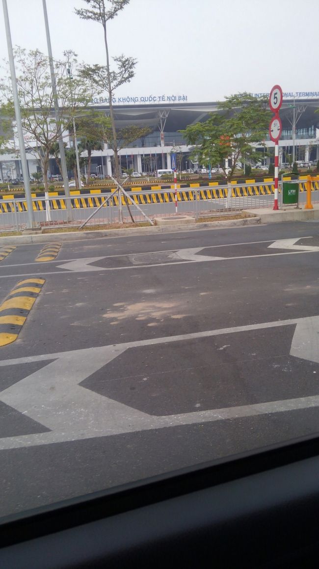 空港からタクシーで約40分、