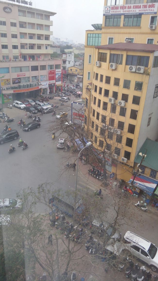 窓からは雑然とした街並み♪<br />テンション上がります！