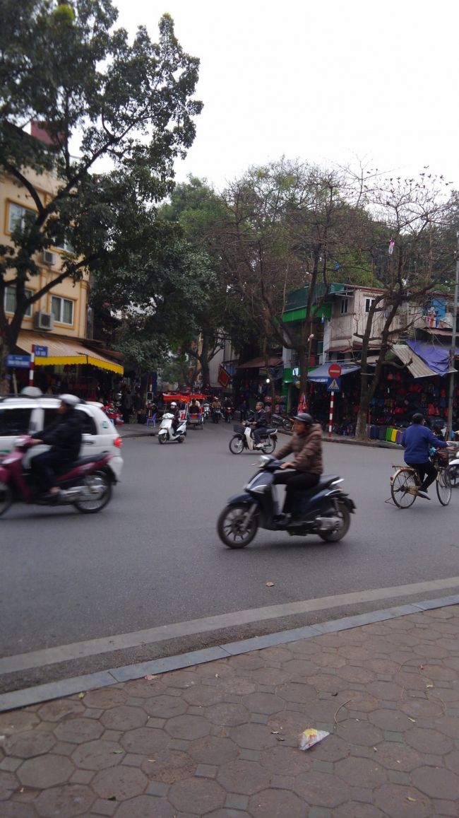 ホアンキエム湖の近くまで来ました！