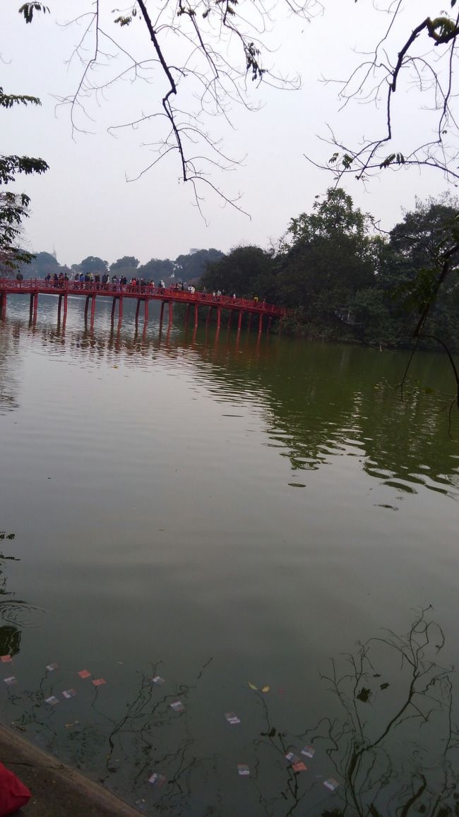 まずは、湖の中にある玉山廟に向かいます！