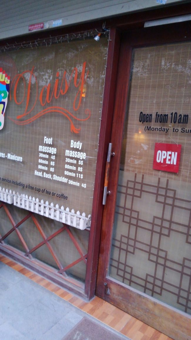 大聖堂のすぐそばのマッサージ店にやって来ました！