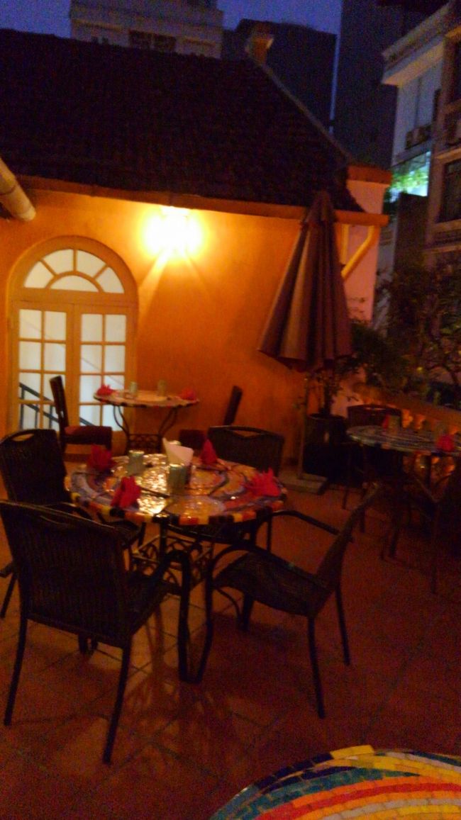 フレンチヴィラを改装した、美しいレストランです。