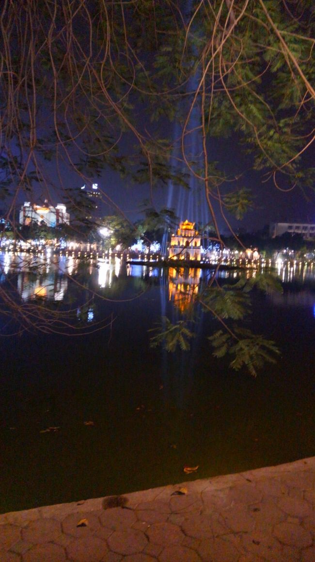 夜のホアンキエム湖、とても綺麗です！
