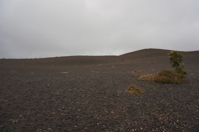 どこからか斜面がはじまって〜という<br />富士山みたいな山じゃなくて<br />なだらか。<br />でもリアル火山。。。<br /><br />陳腐な文章ですみません・・・