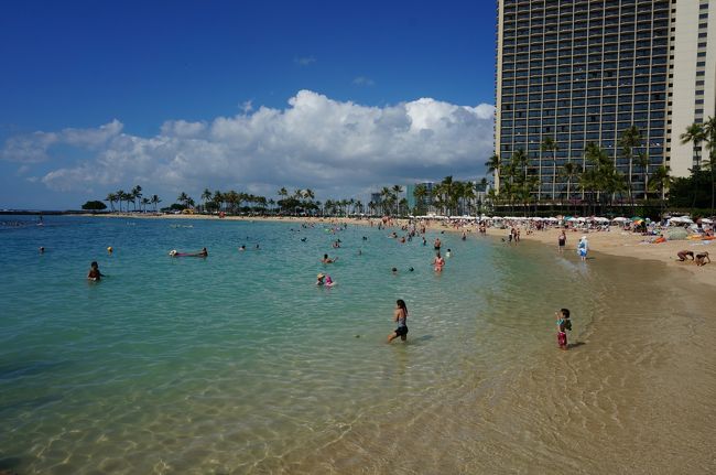 ホテル前のビーチ。<br /><br />ホノルルもヒルトンに滞在。