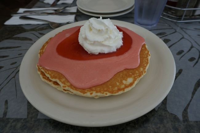 ハワイに来たらパンケーキ！<br /><br />ということで<br />シナモンズのグアバシフォンパンケーキ。<br /><br />イリカイホテル内のお店に行きました。<br />2時くらいに行ったらガラガラでした。