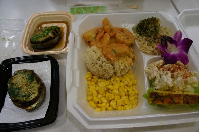 アラモアナセンターのフードコートで<br />ハワイ産あわびとガーリックシュリンプ。