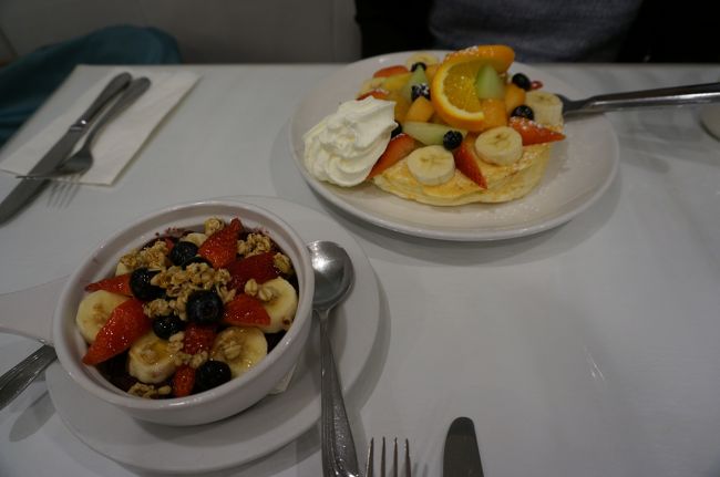 朝ごはん。<br /><br />ホテル近くのアロハ・キッチンにて。<br /><br />アサイーボウルとスフレパンケーキ。