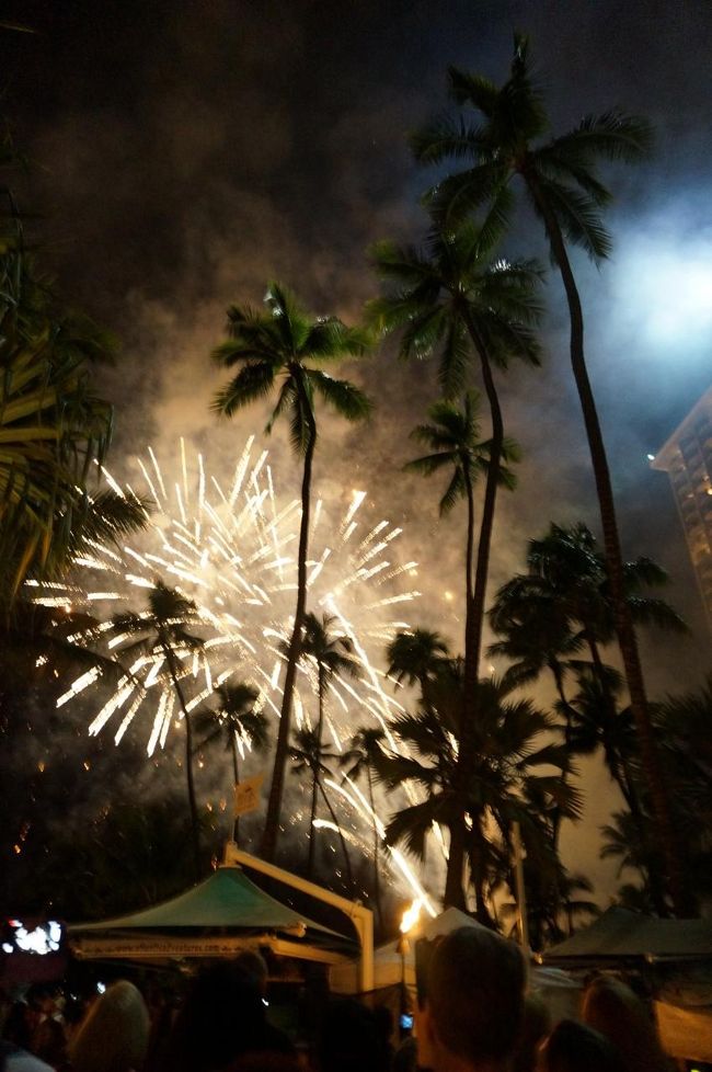 金曜夜の花火。<br /><br />短い滞在の中で<br />たまたま金曜あってラッキーでした。