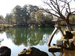 雪の兼六園を期待していたのだが、残念！　雪は全くなかった。
でも、青空の兼六園もいいね。
２５年前に二人で見た、この風景、変わらないね・・・。
と、思ったら、当時あった夫婦松は無くなっていた。清掃のおばさんに伺ったら、枯れてしまったとのこと。