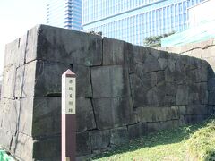 赤坂見附跡
江戸城外郭門のひとつです。江戸城の門は敵の侵入を発見する施設であるため「見附」とも呼ばれていました。二つの門が直角に配置された「升形門」の形式をとっていました。辺りにはお濠と立派な石垣が残っています。
