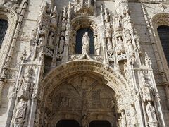 一際美しく、細かい彫刻が施された南門。
青空で一層映えます。

ポルトガルを代表する建築物だというのに、なんとこの門はスペイン人の彫刻家を招いて作らせたそうです。

どおりでベレンの塔に比べて精巧なわけだわ。。。
ポルトガルさん、スペイン人に負けてるよ！
