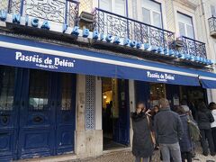 ポルトガルと言えばエッグタルト。

老舗のパスティス・デ・ベレンへ。
テイクアウトは並んでいます。