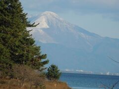 次に今津のホテルで軽食をとり
湖畔へ散歩。
伊吹山に雪が積もり
富士山の様な写真がとれました。
