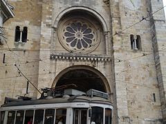 カテドラルは残念ながら閉館時間だったけど、カテドラルと市電の良い写真が撮れた！