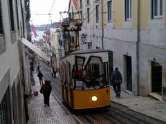カテドラルから再び市電に乗って、映画撮影などでもよく使われるというビッカのケーブルカー乗り場へ。これもリスボンカードで無料で乗れるはずと思ったけど、ケーブルカーの窓に2.5ユーロだか3ユーロだかの表示があったので諦めて歩いて下った。
上りだったら結構大変だっただろうけど下りだったので想像よりもスイスイ降りられた。
晴れていたら海も見えて本当に素晴らしい眺めだっただろうなぁ。