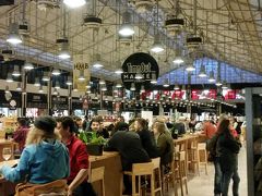 リベイラ市場。
今夜の夕食を求めてケーブルカーの終着駅から少し歩いたところのリベイラ市場へ。外から見ると倉庫のようで中がこんなに賑わっている様子はわからなくて少しビックリ。
モダンできれいでウキウキ〜
ガイドブックにあったように１９時前を狙ってきたのでまだ空席が結構あった。
とりあえずハムとチーズにワインを飲みたいけど、ハム＆チーズが売っているお店はどれくらいスライスしてくれるのか幾らなのかぜんぜんわからない…もっとメニューや価格がわかりやすい店があるかもと思ってまわってみたものの１店舗しかない…
なんてオーダーしたらいいんだろう…一人で食べきれる量なのかなぁ…どうしようどうしようと考えているといつの間にか市場内を３周してしまった（笑）
もうオーダーするの諦めようかとも思ったものの、勇気を出すんだ！と再び自分を奮い立たせることに。そして選んだのが次の写真の店。