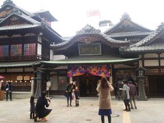 Ｌ字型の商店街を抜けると、坊ちゃんで有名な、道後温泉本館に行き当たります。
改装で、３階建てにする計画があるとか？？？