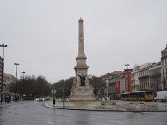 リスボン最終日。
お昼過ぎには空港へ向かうので、最後のお買い物をするためにブルーラインのレスタウラドーレス駅へ。

広場にはハードロックカフェなんかもあり、このあたりはリスボンの中心地のようです。
ホテルから駅までは徒歩3分。
ロシオ駅と同じくらい近かったです。