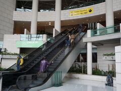 帰りはブルーラインのレスタウラドーレス駅からエルコルテイングレスのあるサン・セバスティアン駅でレッドラインに乗り換えて空港へ向かいました。
サン・セバスティアン駅はレッドラインの終点なのでこちらの方が便利。
時間もグリーンラインを利用するよりも近かったです。

空港へ到着したら出発ロビーへはエスカレーターを上り2階へ。
2日前にここから出発したのにもう出国です。