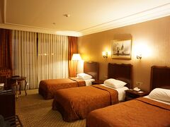 空港に到着したらメトロが営業終了。
飛行機が遅れなかったら・・・

仕方なくタクシーでホテルへ。
メーターで47TL、キリが良いので50TLお支払。
1TL＝40\なので2,000円です。

ホテルは前回同様ラストホテル。
場所が良いのとレストランの眺めが良いので再訪。
何故か3人部屋でした。