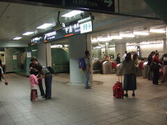 初めての高鉄 2007/4/28

妻の実家、高雄へ妻と行きます。台北駅