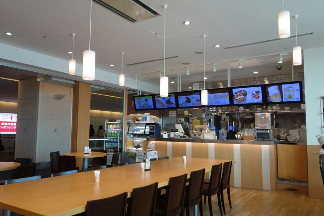 羽田空港・アナフェスタでまずは一服．<br />ちょっとBGMがうるさかったかな・・・それと，朝からビールを楽しんでるグループも・・・（＾＾；）<br />旅行前だからうかれるよねぇ〜（わかるわかる）