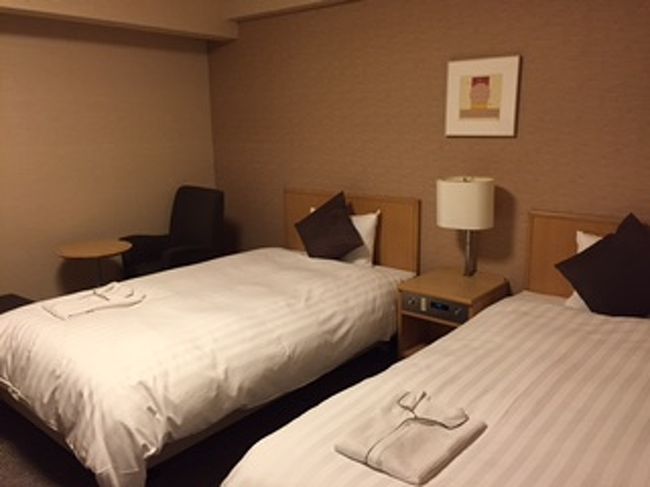 ホテルに到着．<br />今回利用したのは「ダイワロイネットホテル秋田」．<br />リムジンバスでここまで来るときは交通公社前で降り，地下道を通って通りの向かい側にあったホテルまで歩きます．<br />角部屋で広々♪<br />高校生の団体客が同じフロアーに宿泊していましたが，騒音などは一切なかったのでよかったです．<br /><br />朝食はその団体さんとかぶらないよう混む時間をフロントで教えてもらっていたので，朝食もスムーズに食べられました．