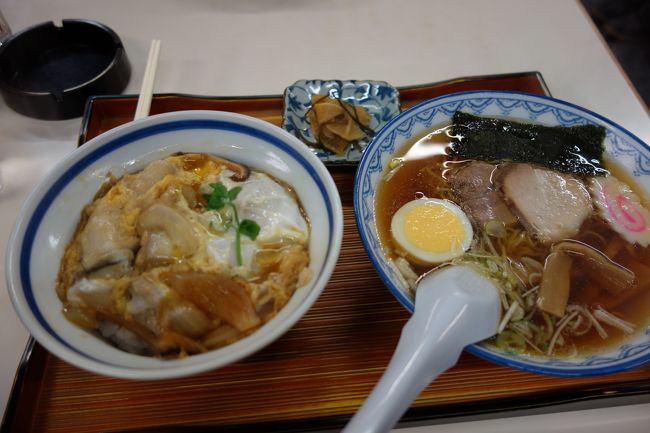 ホテルから徒歩でお目当てのお店「紀文」へ．<br />この日は雨で寒かった〜．<br />徒歩７分と見込んでいきましたが，道に不案内なのと雨だったせいでもっとかかったはず．<br />でもせいぜい１０分くらいです．<br />日曜は定休日だったので「今日しか食べられない！」と思い歩きました．<br /><br />これは日替わり定食．<br />千秋麺と親子丼のセット．<br />すごくあっさりスープ．男の人だったら定食のほうがよさそうな量です．<br />おいしかったですよ．