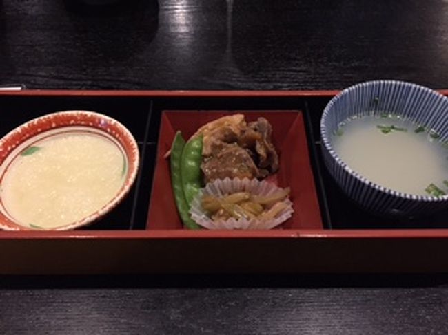 おとうし．<br />鶏のスープと左端の大根おろしはおかわり自由．<br />普通のおとうしのイメージよりも量も味もいいですよ．