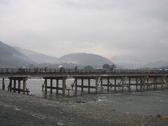 松尾大社駅から１駅嵐山線に乗って嵐山駅へ。

渡月橋。