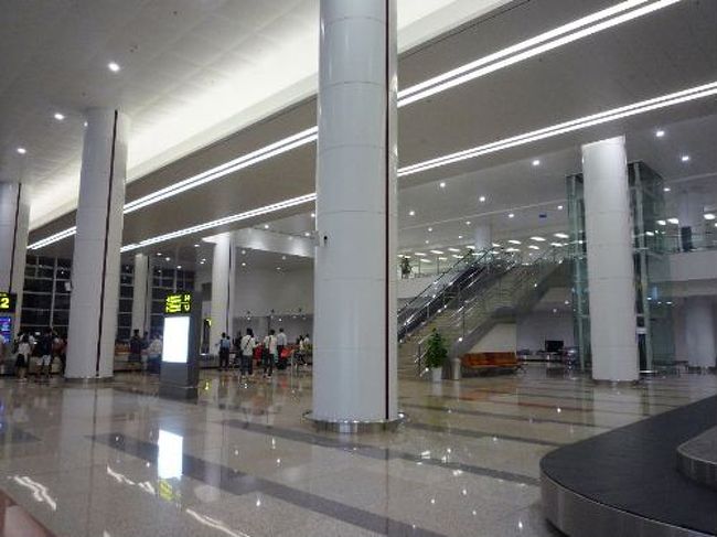 ハノイは意外に近いです。<br />6時間かからずにノイバイ空港に着陸。<br /><br />日本の円借款で建てられた綺麗なターミナル。<br />入管もスムーズ。