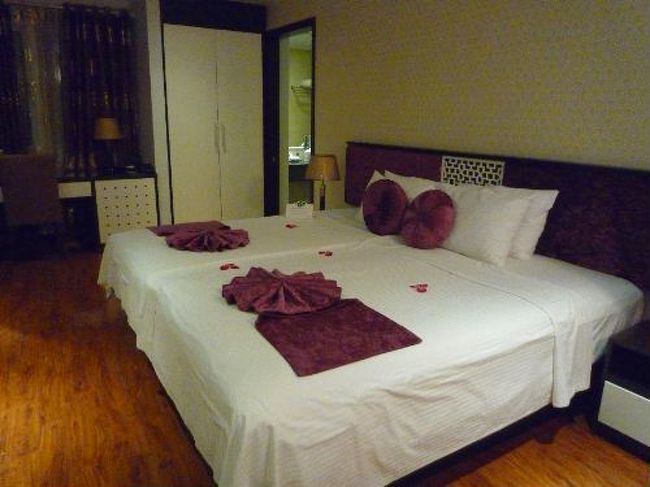 ダブルベッドが2つ、ハネムーンじゃないのにバラの花びらが。