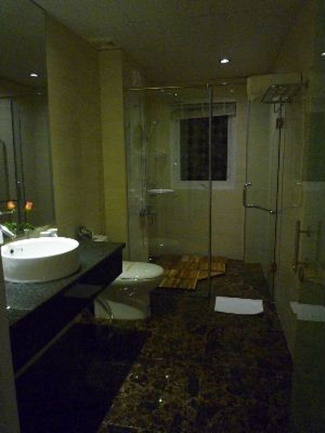 広めのバスルーム、キレイです。<br />ただ安さならではの注意点が。先輩もおっしゃっていたのですが、タンク式の給湯なのでシャワーの湯圧が弱めでずっと熱々ではなくぬるま湯になりがち。<br />ただベトナムは暑いのでぬるま湯でも大丈夫ですし、シャワーを止めながら使うなど工夫すればこの安さに納得できます。