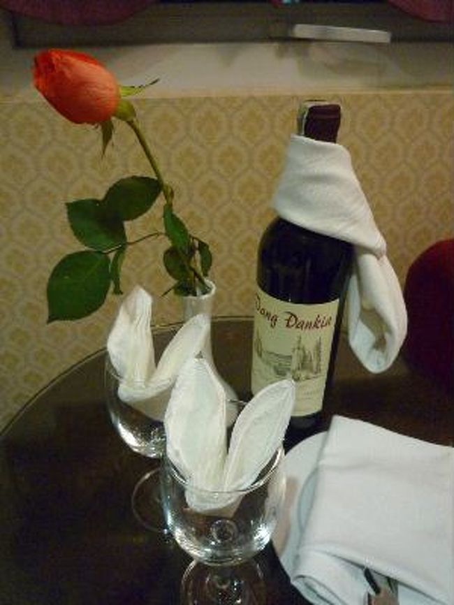 「お部屋のワインは自由に飲んでね」とウェルカムドリンクもありソファもあって本当にぴかピカピカ。