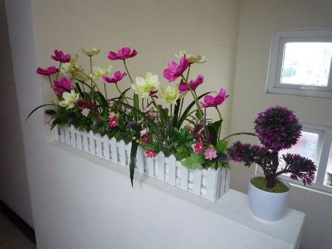 フロントの男性も丁寧で親切。成田でメールを受取り空港から送迎サービスをオプションでつけられるけれど？という内容でした。<br />Veltraで往路のみ予約済でしたが、到着して今度は帰りはどうするか？と。<br /><br />「さっきの会社と同じ会社だよ、$15でフロントで前払い制」と$9も安い。お願いしました、次回は往復頼みます。<br /><br />最上階のスイートルームですが、1つ下の階までしかエレベーターがありません。<br />ベルの方がスーツケースを運んでくれます。