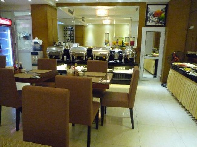 良く寝て、すぐ朝食をたべられる私。<br />小さいダイニングがあり、日本人が2組泊まられていました。