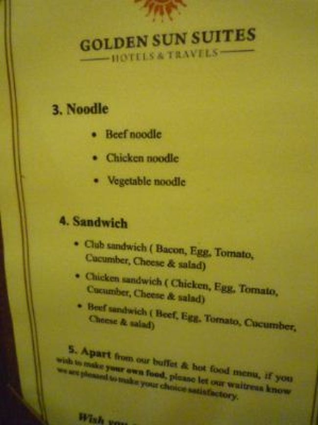 ホットミールが少な目と思ったら係の方がメニューを持って来てくれました。<br />あらぁオーダーも可なんですね。クラブサンドイッチに惹かれますが旅の目的のフォー屋に行く予定がありパス。