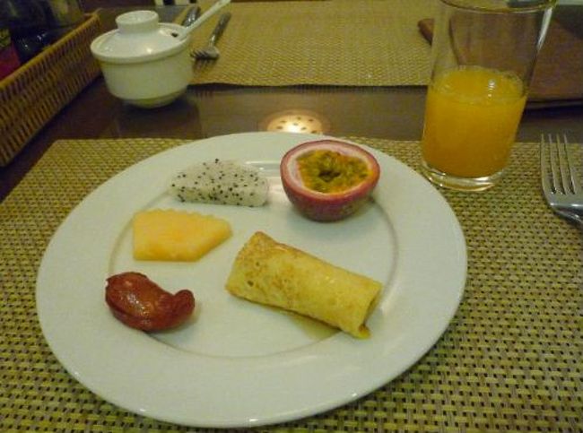 フルーツとクレープをいただきました。<br />南国のフルーツ大好きなので有り難い。