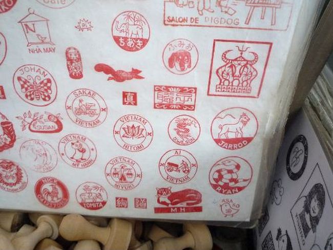 「おはようございます、ハンコ作りませんか」と日本語で話しかけられたのは、ガイドブックに出ている有名な「フックロイ」<br /><br />見本があり、サイズや入れる文字の数で値段が決まります。<br />だいたい$3〜10です。