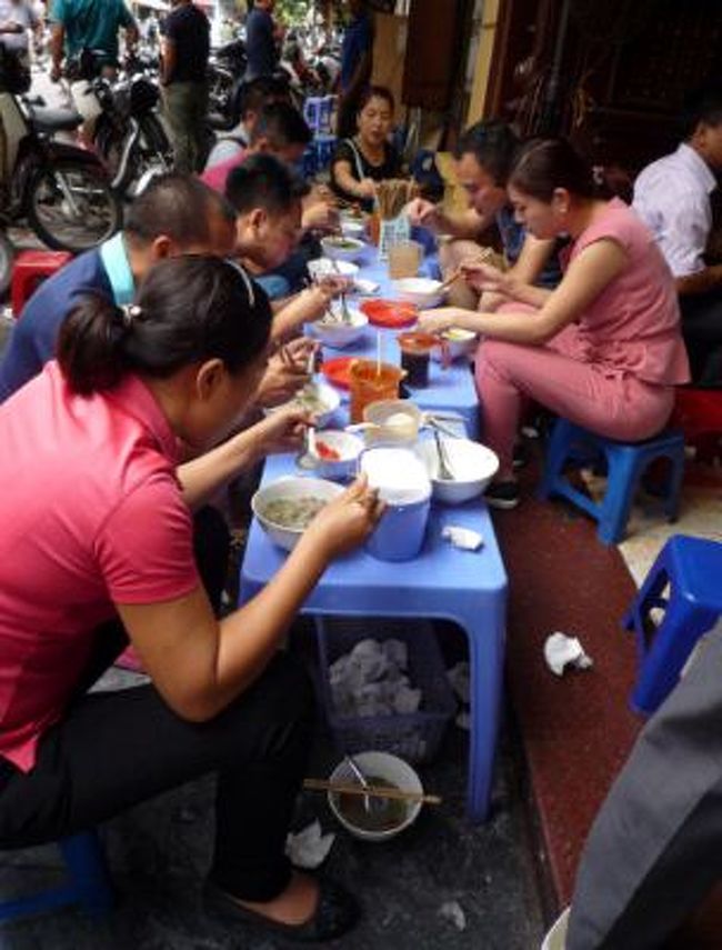 親切な若者が空いてる席を教えてもらい、お風呂の椅子に座って店先で食べるベトナムらしさ満載の席で嬉しくなってしまいました。<br /><br />まず髪を束ねて、いただきまーす！