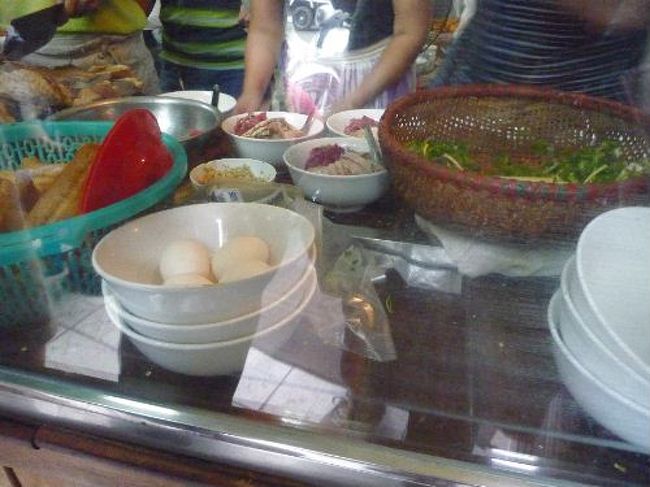 先払いでその場ですぐに作ってもらい、その後席に座りますが満席。立って食べている人まで。