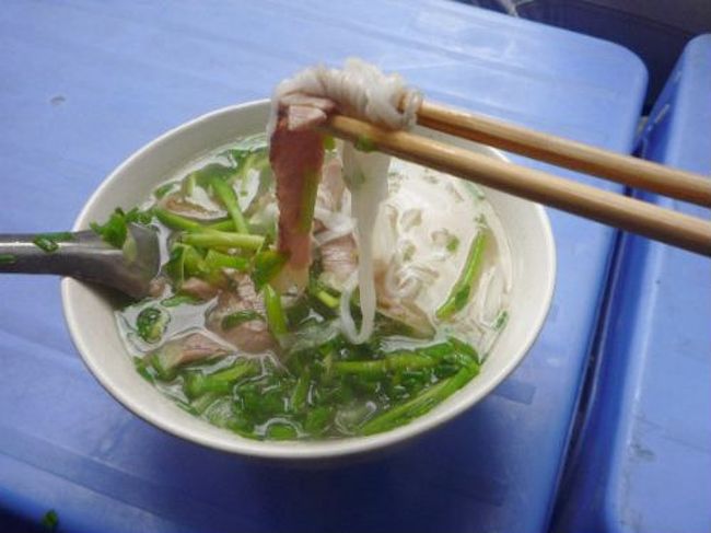 パクチーもたくさん。平気なんです。<br />まずは自慢のスープを一口、牛なのにあっさり、臭みは全く無くて美味しいのなんの。<br /><br />米粉の麺がもちもちで、久しぶりに美味しいフォーに出会えました。