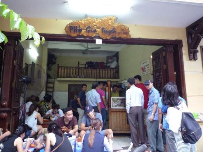 道に迷いながらも、通りから行列が見えていたので分かりました。「フォー・ザー・チュエン」<br />ハノイで一番美味しいフォー屋さんだそうで、スープが無くなり次第閉店で早い日は昼前に閉まることもあるとか。<br />朝に行きましたが、ほぼ地元の方で常に満席。