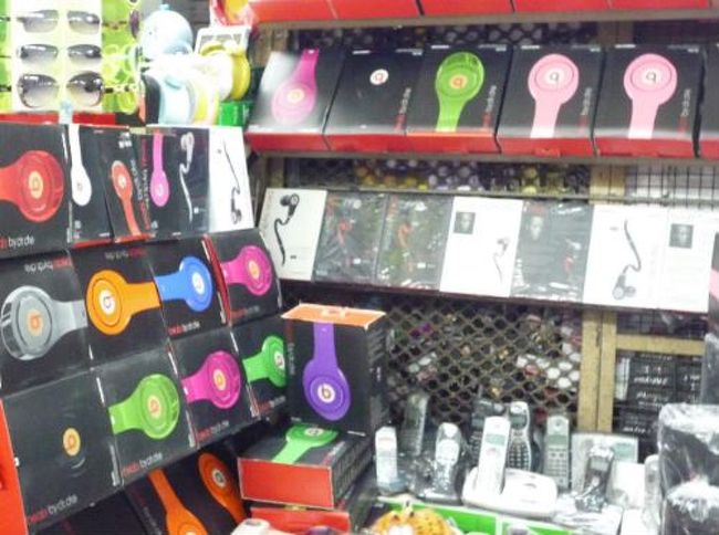 ここにもあったかぁ。ビーツのヘッドホンのパチもの。