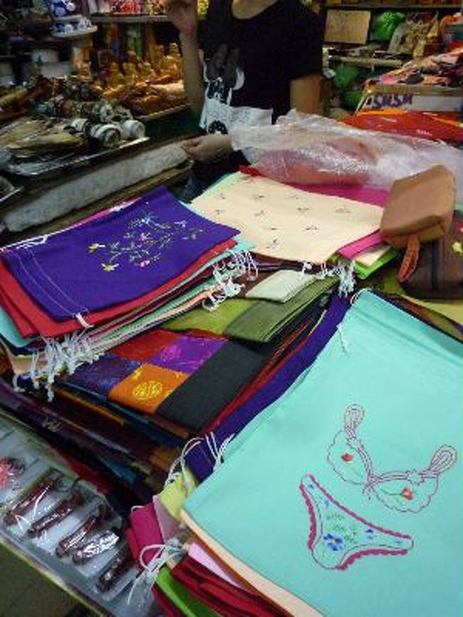 一番の目当て。刺繍の巾着可愛い！<br />いつも買いすぎてしまい、同じ柄を既に持っていることもしばし。$1〜5だから差し上げるにも最適。