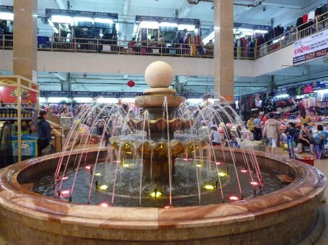 ホーチミンのベンタイン市場とほぼ同じですが、雑貨屋が少ない感じでした。