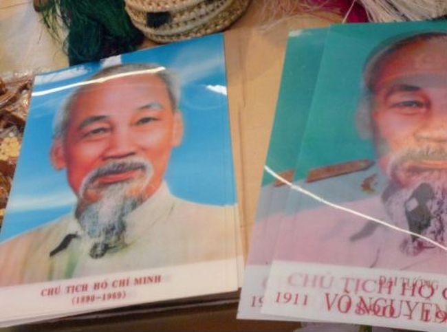 建国の父 ホー・チミン氏グッズ。ベトナム人の友達の家には肖像画が飾られていて、庶民のホーおじさんとしてベトナムでは英雄扱い。