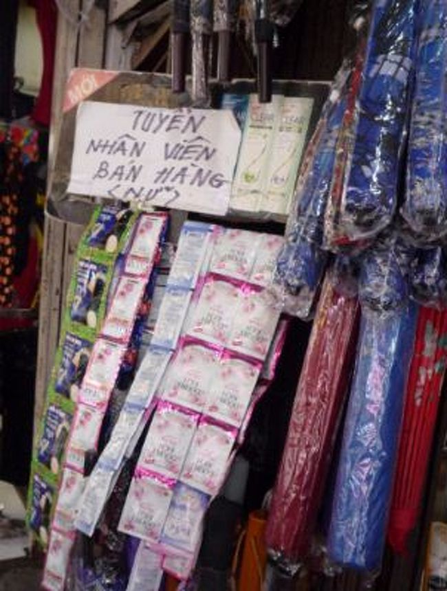 市場で探すも見つからずに、露店で見つけた旅行に便利な小分けのシャンプ類。<br />10個で$1くらい、ベトナムのヘアケアは香もよくてサラサラになります。1泊旅行や空港のラウンジシャワーで持って行く必需品。<br />奥から大量に出してもらいました。<br /><br />このような売り方を東南アジアで見かけるのは、低所得者に買ってもらい易いようにと、ギャッツビーを展開する日本リーバが成功したビジネスモデルだそうです。